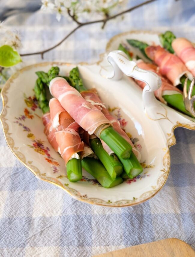 Prosciutto-Wrapped Asparagus with Goat Cheese